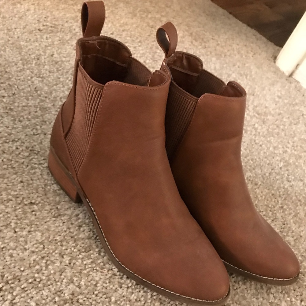 NWOT brown American Eagle booties
